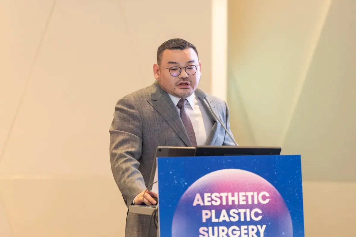 Dr. Hongseok Kim of VOS Dermatology Clinic lecturing at a dermatology conference