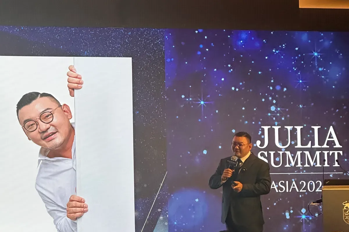 Dr. Hongseok Kim of VOS Dermatology Clinic lecturing at a dermatology conference