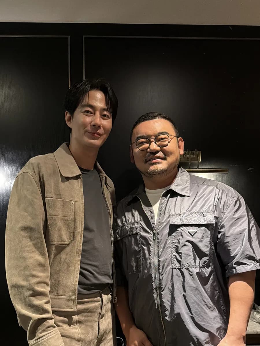 Zo In-sung with Dr. Hongseok Kim at a VIP film premiere in Seoul